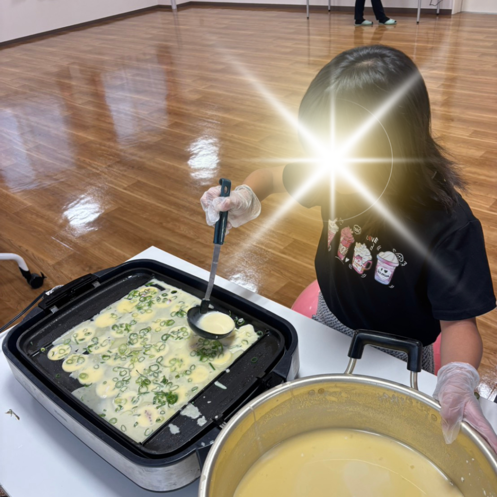 まちともひろばのたこやきパーティー。子ども達が真剣に作っていました！