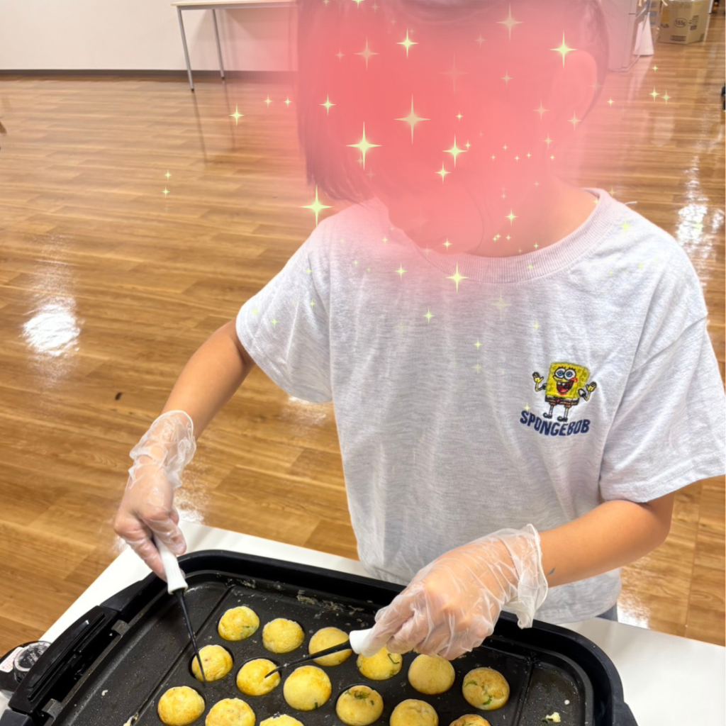 まちともひろばのたこやきパーティー。子ども達が調理をシします！