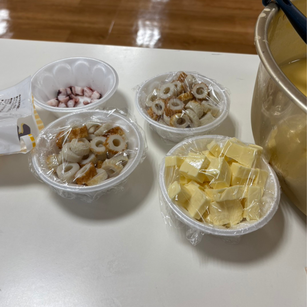 にのみやグループ（広島 安佐北区）スタッフが運営、まち＋ともひろば。今回のたこやきは、色々な具材に挑戦。