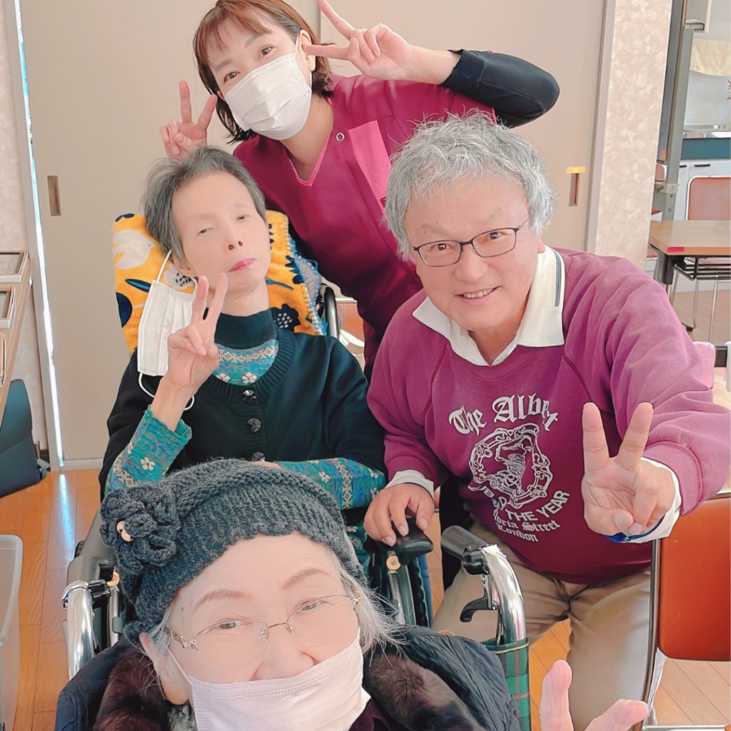 看護小規模多機能ホームやすらぎの利用者様と看護部スタッフが地域の歌の会に参加